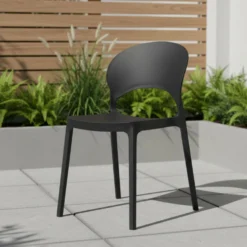 Chaise intérieur/extérieur empilable en résine – noir