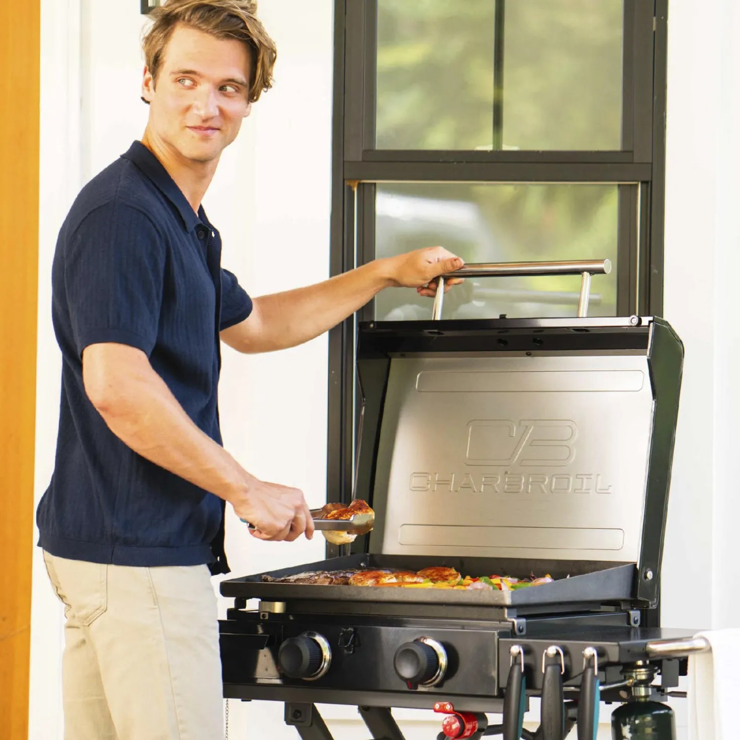 Charbroil Plancha portative au propane 22 po avec chariot pliant et 2 brûleurs - 24 000 BTU