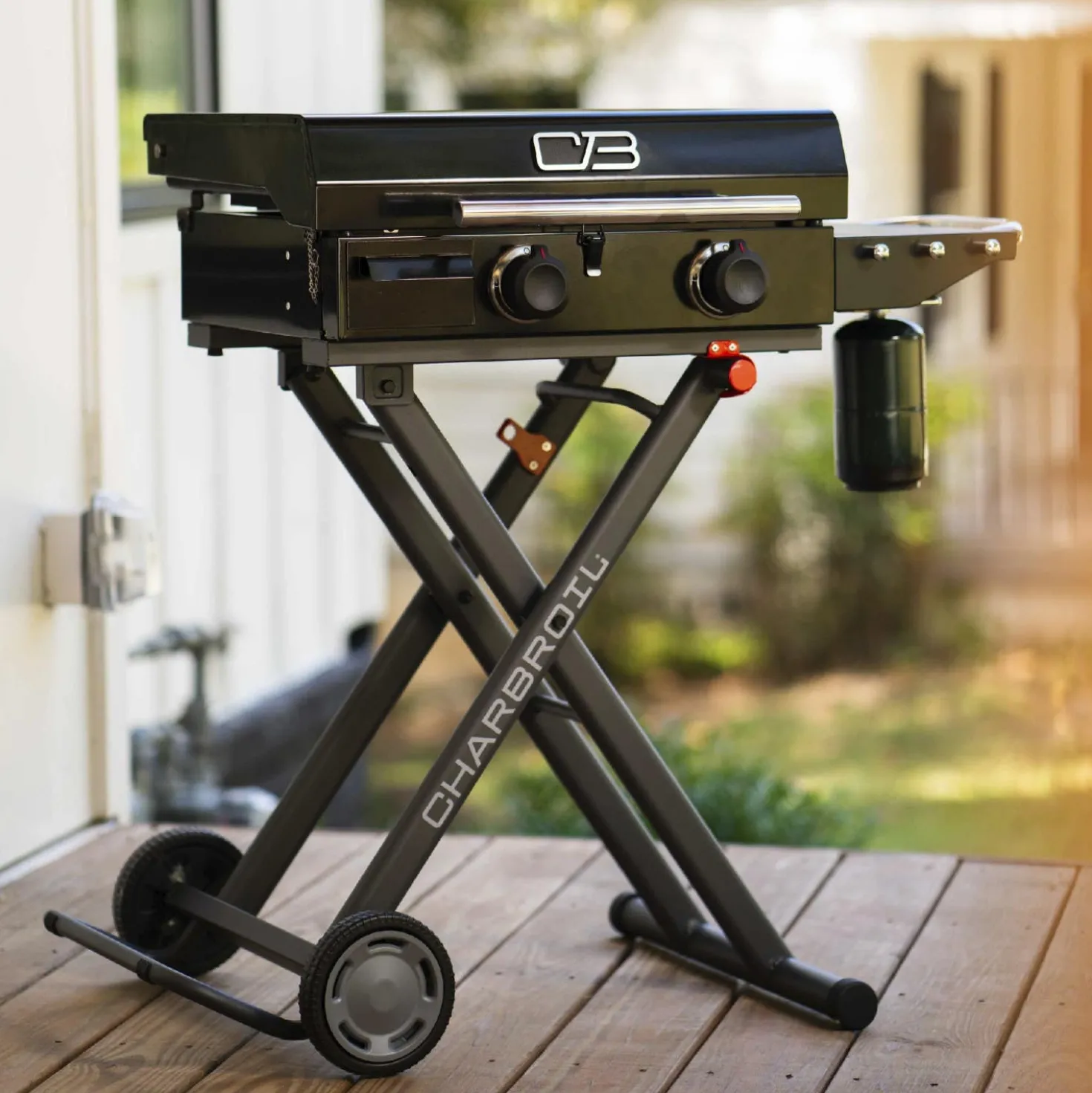 Charbroil Plancha portative au propane 22 po avec chariot pliant et 2 brûleurs - 24 000 BTU