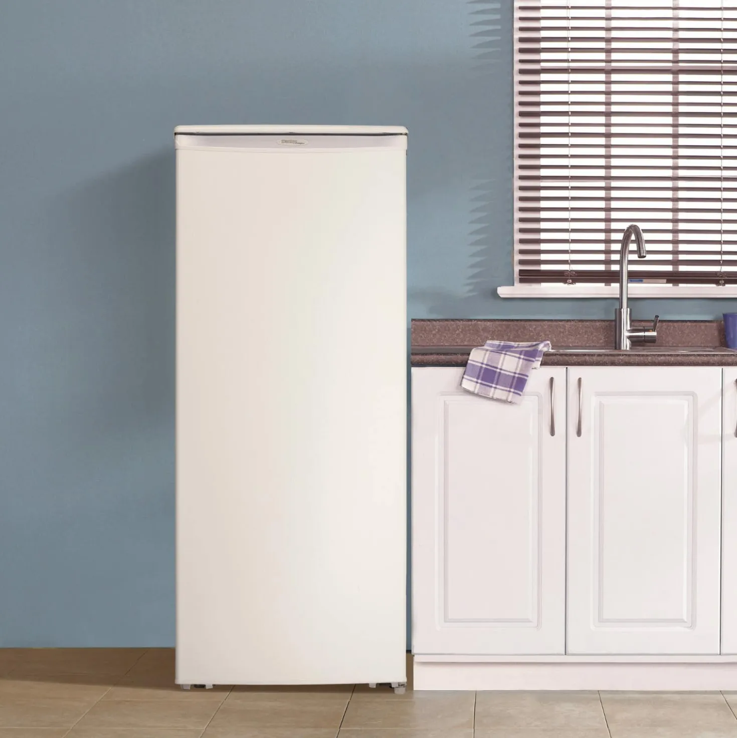 DANBY Congélateur 8,5 pi3, Blanc, Vertical, 24" - DUFM085A4WDD