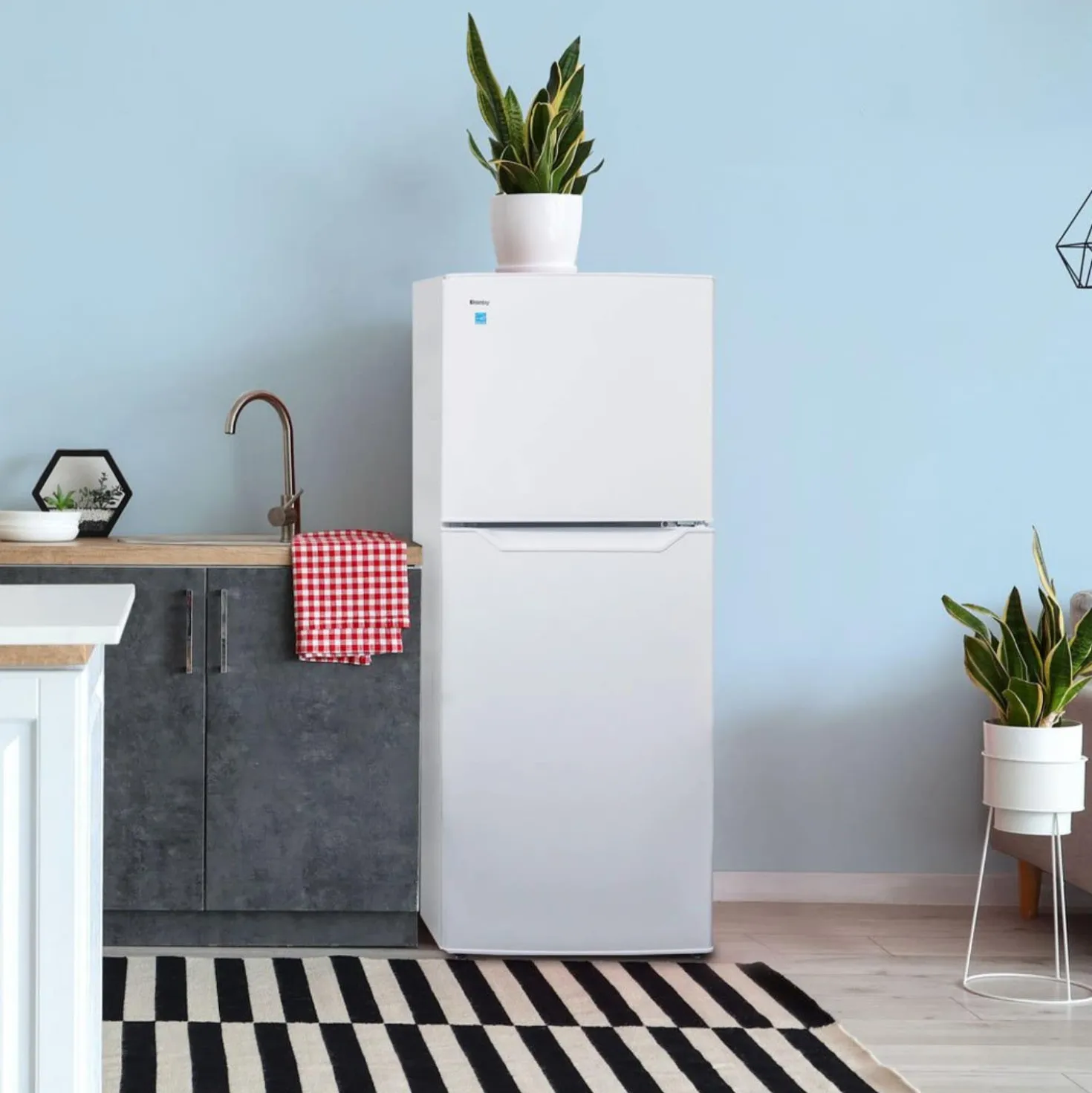 DANBY Réfrigérateur 11 pi3 24 po Blanc Congélateur en haut - DFF116B2WDBR