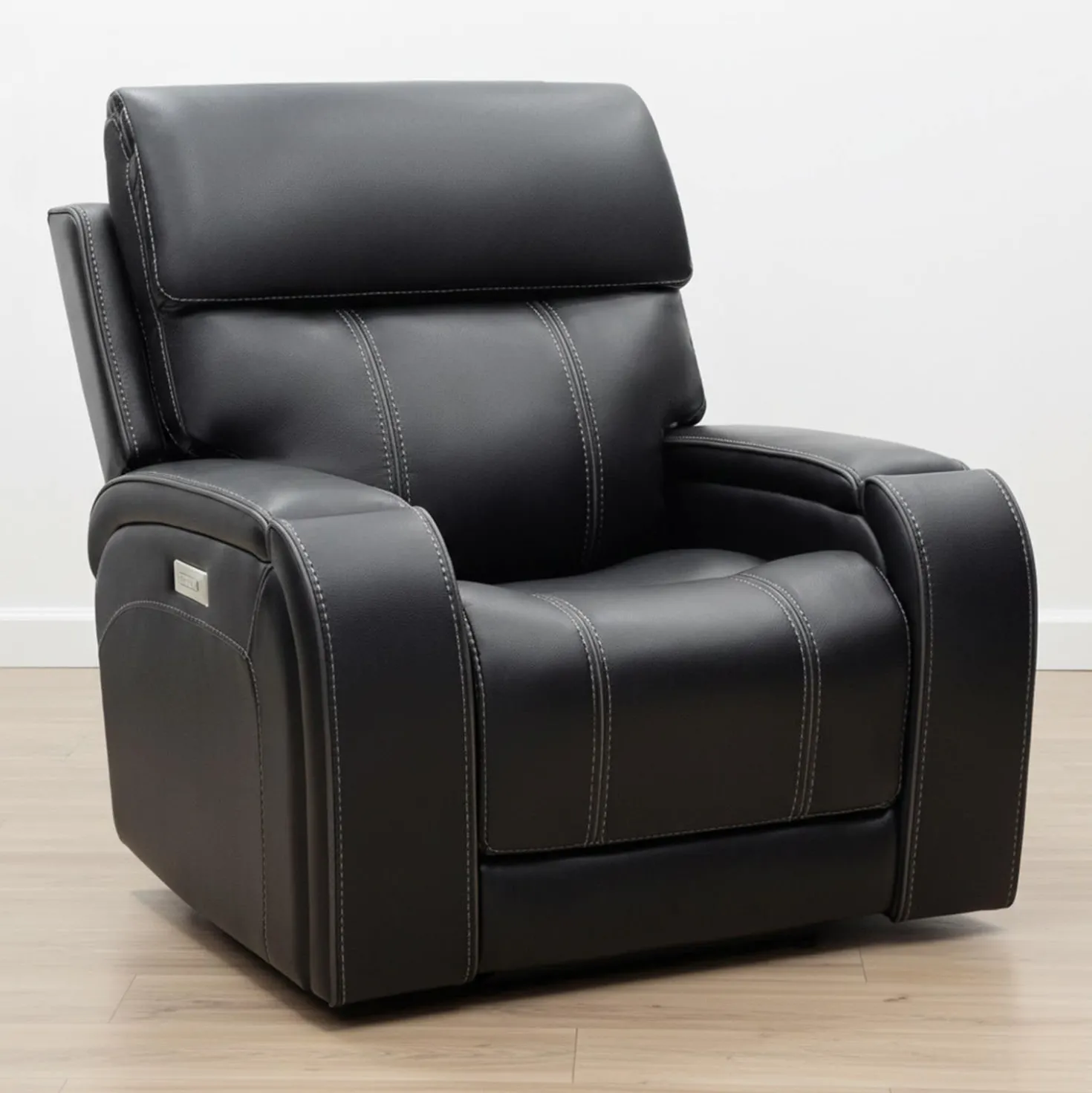 Fauteuil inclinable électrique avec appui-tête ajustable, commandes rétractables et système de son immersif