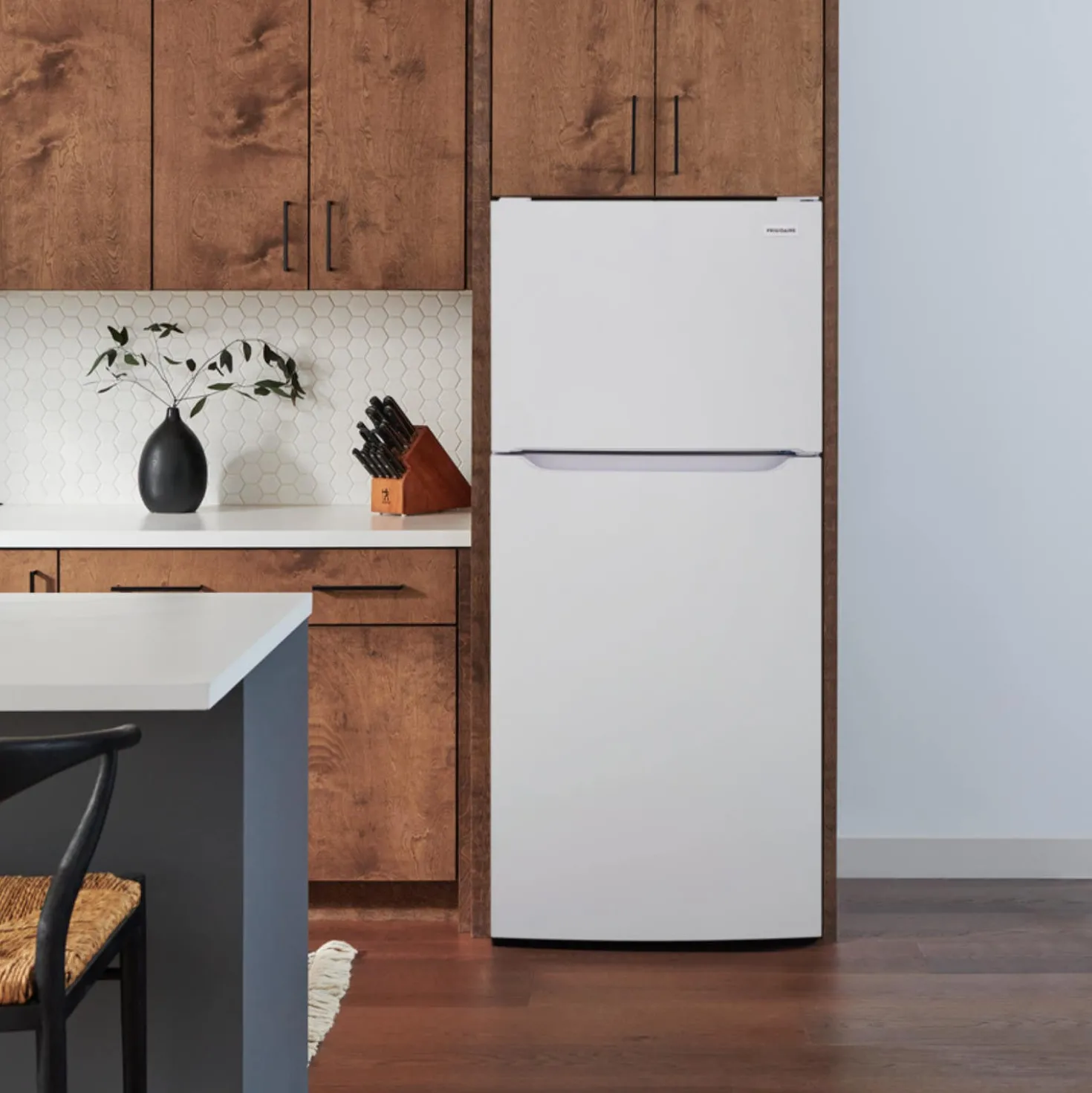 FRIGIDAIRE Réfrigérateur 18 pi3 30 po Blanc Congélateur en haut - FRTE1835AW