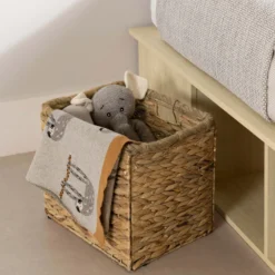 Lit simple avec rangement et paniers (39